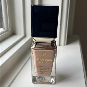 Clé de Peau Beauté light ocher 010 radiant fluid foundation natural